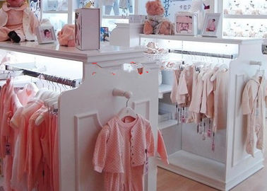 Όμορφα και καθαρά ρούχα για μωρά Εμφάνιση με οικολογικά φιλικά υλικά