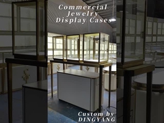 Βιτρίνες με μπεζ και χρυσά κοσμήματα δημιουργούν πολυτελές και ζεστό περιβάλλον για ψώνια